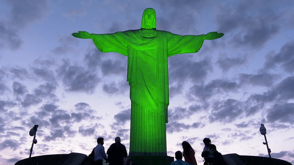 Cristo Redentor iluminado de verde em homenagem ao Dia do Médico — Foto: Reprodução/TV Globo