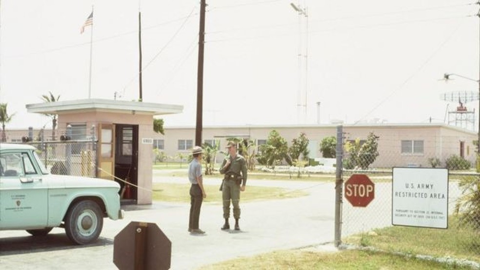 Instalações do exército em Homestead, ao sul de Miami, foram pintadas de rosa para despistar o inimigo em caso de ataque e não serem identificadas como construções militares — Foto: Hm69 Nike Missile Base/Via BBC