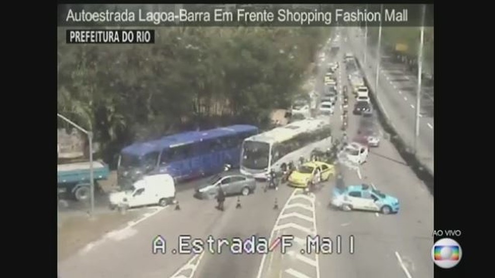 Fechamento da autoestrada Lagoa-Barra (Foto: Reprodução/GloboNews)
