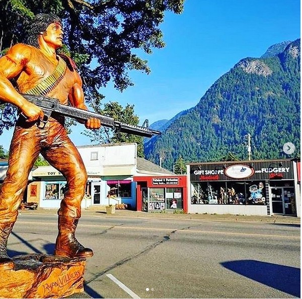 Uma foto compartilhada pelo ator Sylvester Stallone mostrando uma das estátuas em homenagem ao personagem Rambo instalada na cidade de Hope, no Canadá (Foto: Instagram)