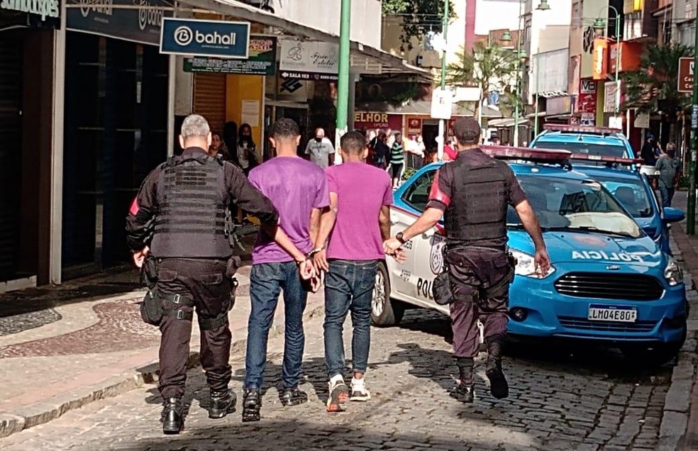 Dois suspeitos foram presos por tentativa de assalto em Angra dos Reis — Foto: Redes sociais 