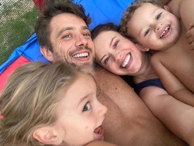 Rafael Cardoso com Mari Bridi e os filhos, Aurora e Valentim (Foto: Reprodução/Instagram)