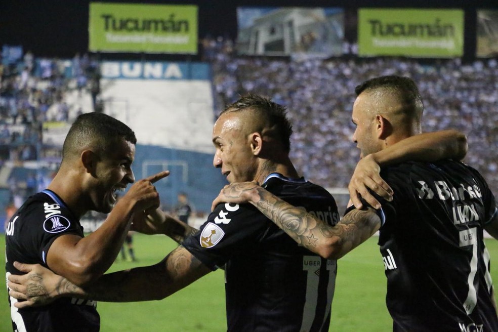 Alisson e Everton comemoram parceria em gol — Foto: Eduardo Moura