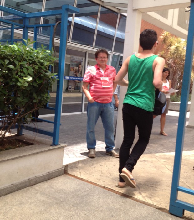Candidato corre para não ficar de fora da Fuvest; ele foi o penúltimo a entrar no prédio (Foto: Gabriela Gasparin/ G1) Candidato corre para não ficar de fora da Fuvest; ele foi o penúltimo a entrar no prédio (Foto: Gabriela Gasparin/ G1)