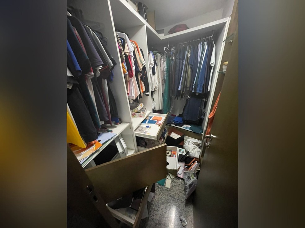 Criminosos roubaram joias, perfumes importados e bolsas de grife de apartamento em Fortaleza. — Foto: Arquivo pessoal