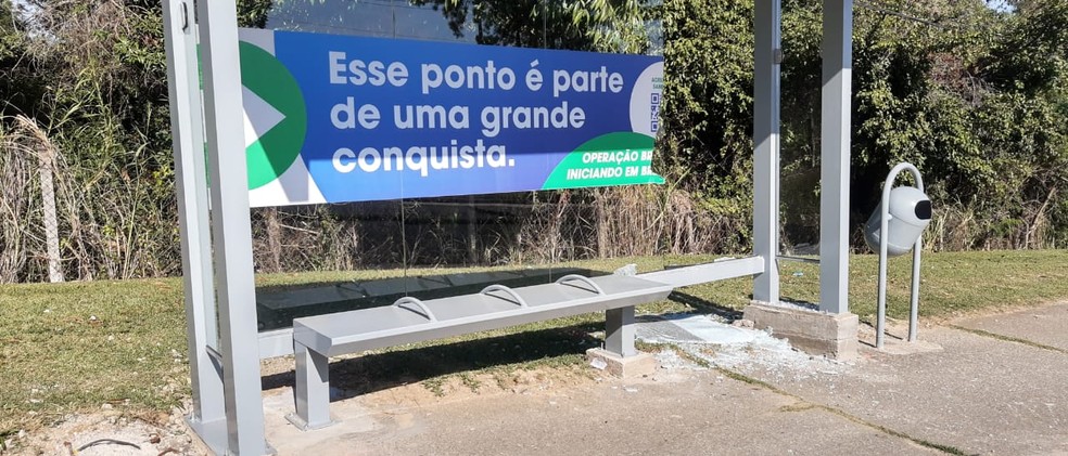 Ponto de &ocirc;nibus do BRT &eacute; vandalizado em avenida de Sorocaba &mdash; Foto: Witter Veloso/TV TEM
