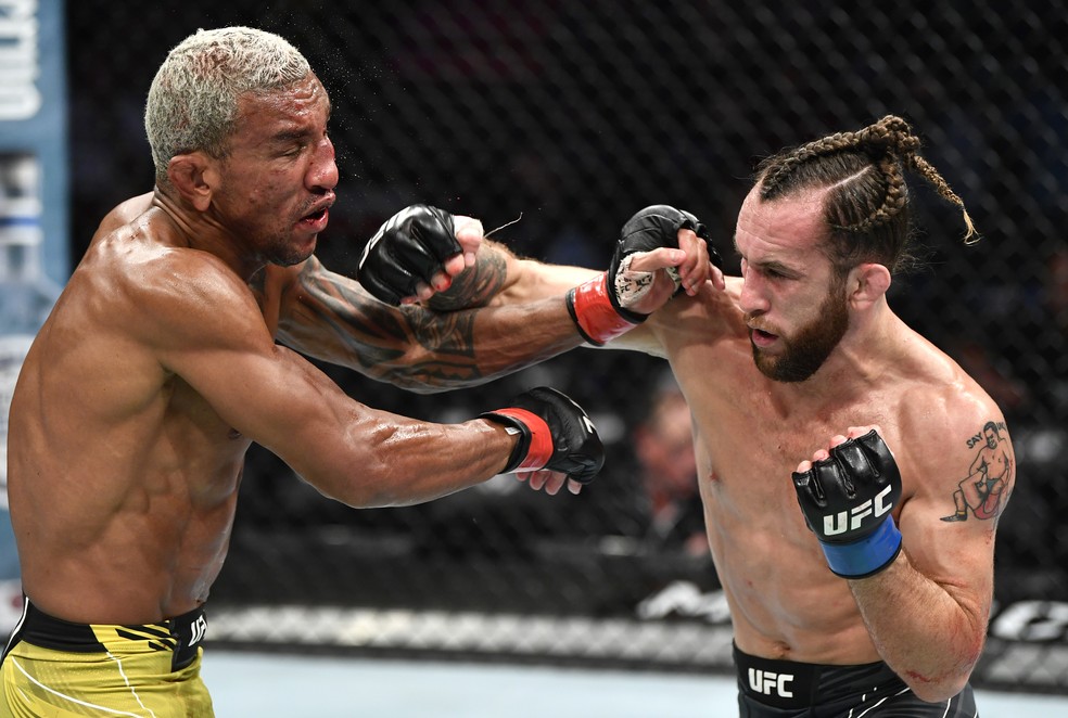 Victor Henry venceu Raoni Barcelos por decisão unânime (triplo 30-27) — Foto: Getty Images