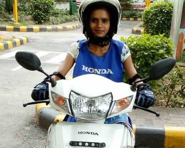 Empresa de delivery de Nova Deli contrata apenas mulheres como motoristas (Foto: Reprodução Facebook)