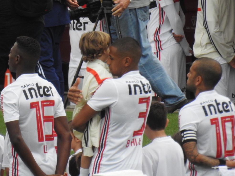 Bruno Alves leva o filho Henry no colo durante o hino nacional do jogo entre São Paulo e Avaí — Foto: Marcelo Hazan