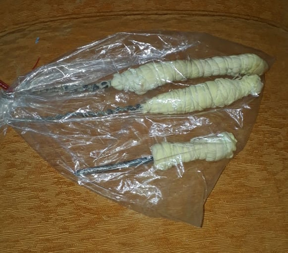 Espetos artesanais foram usados como armas pelos presos em JunqueirÃ³polis â Foto: PolÃ­cia Civil