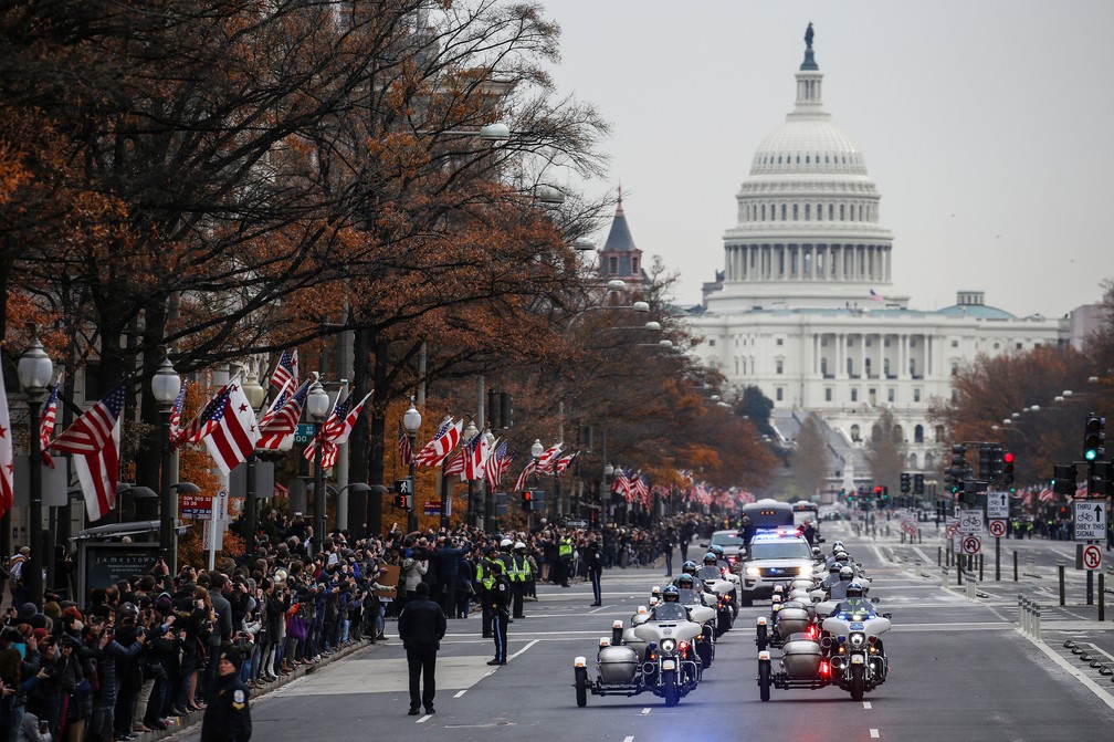Corpo do ex-presidente George H. W. Bush é transportado nesta quarta-feira (5) na Avenida Pennsylvania, em Washington — Foto: Joshua Roberts/Reuters