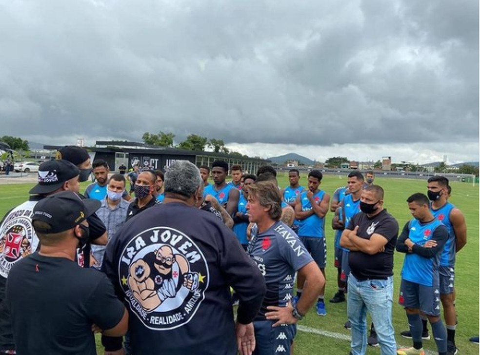 Membros de organizada entram em CT do Vasco para cobrar elenco e Ricardo S� Pinto � Foto: Reprodu��o/Instagram