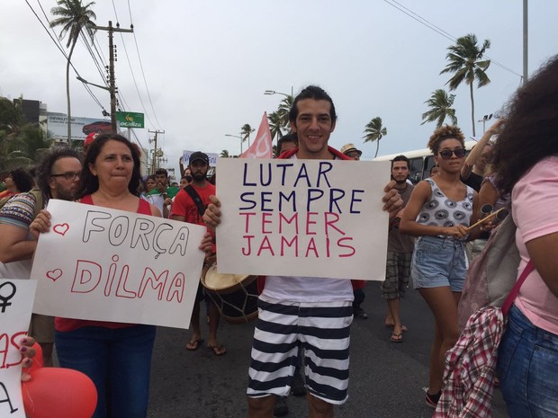 O cabeleireiro Carlos Vieira defende que a democracia seja respeitada no país (Foto: Roberta Cólen / G1)