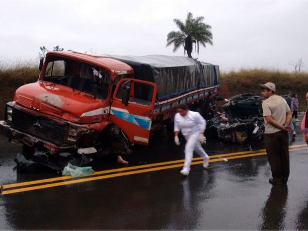 Carro bateu em caminhão na BR-146, próximo a Bom Jesus da Penha (Foto: Alex Mochila / Jornal Galera)