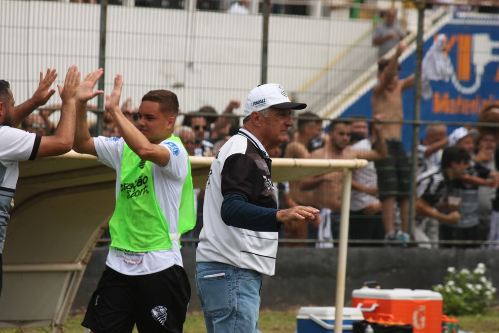 TÃ©cnico Pinho, do Comercial, durante a partida contra o SÃ£o JosÃ©: haja coraÃ§Ã£o â€” Foto: PH Moreno/GloboEsporte.com
