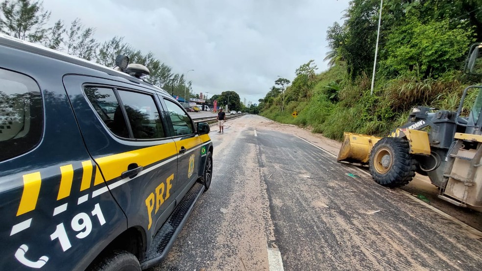 PRF no trecho da BR-230 que foi interditado após deslizamento, em João Pessoa — Foto: Divulgação/PRF