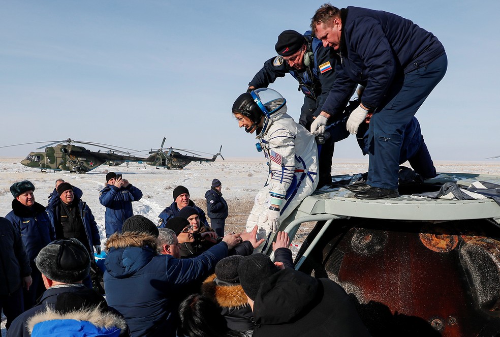 Especialistas ajudam o astronauta da ESA Luca Parmitano a sair da cápsula espacial após aterrissar no Cazaquistão nesta quinta-feira (6). — Foto: Sergei Ilnitsky/Pool via Reuters