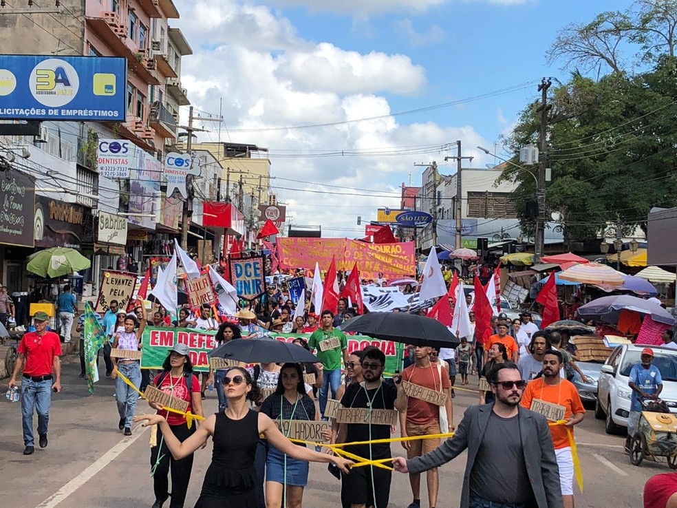 PORTO VELHO, 10h25: manifestantes fazem passeata no Centro  — Foto: Marison Dourado/CBN Amazônia