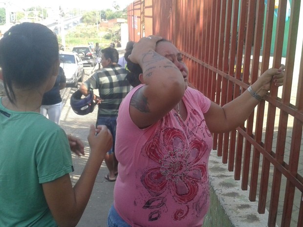 Famílias dos presos se desesperam ao ouvir som de disparos dentro da Casa de Custódia em Teresina (Foto: Gustavo Almeida/G1)