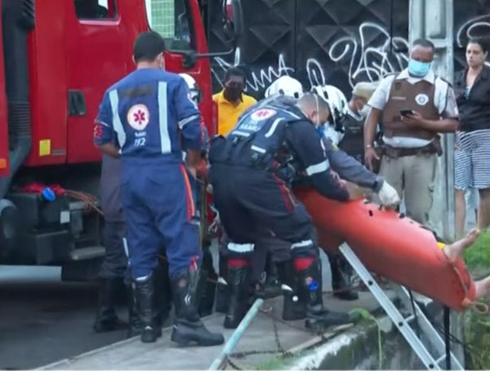 Motorista fica ferido após perder controle de veículo e cair em córrego, em Salvador — Foto: Reprodução/TV Bahia