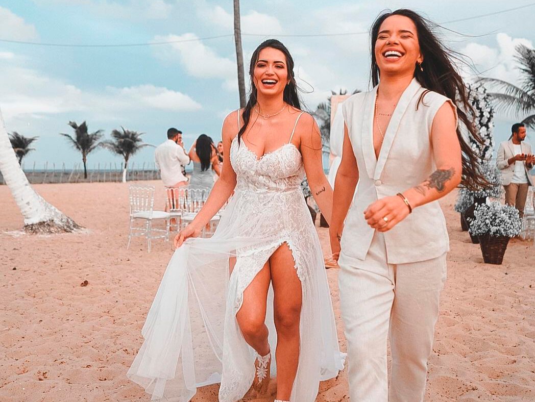 A apresentadora Fernanda Aguiar e a cantora Maria Clara se casaram em uma praia de Pernambuco  (Foto: Aldenor Junior)