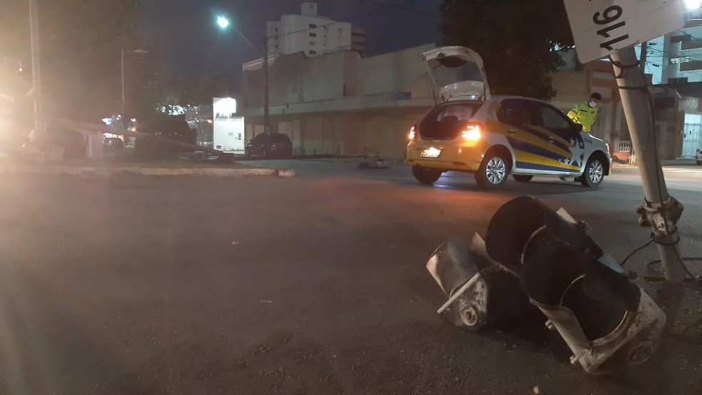 Semáforo é derrubado por ventania em Natal; ninguém ficou ferido — Foto: Sérgio Henrique Santos/Inter TV