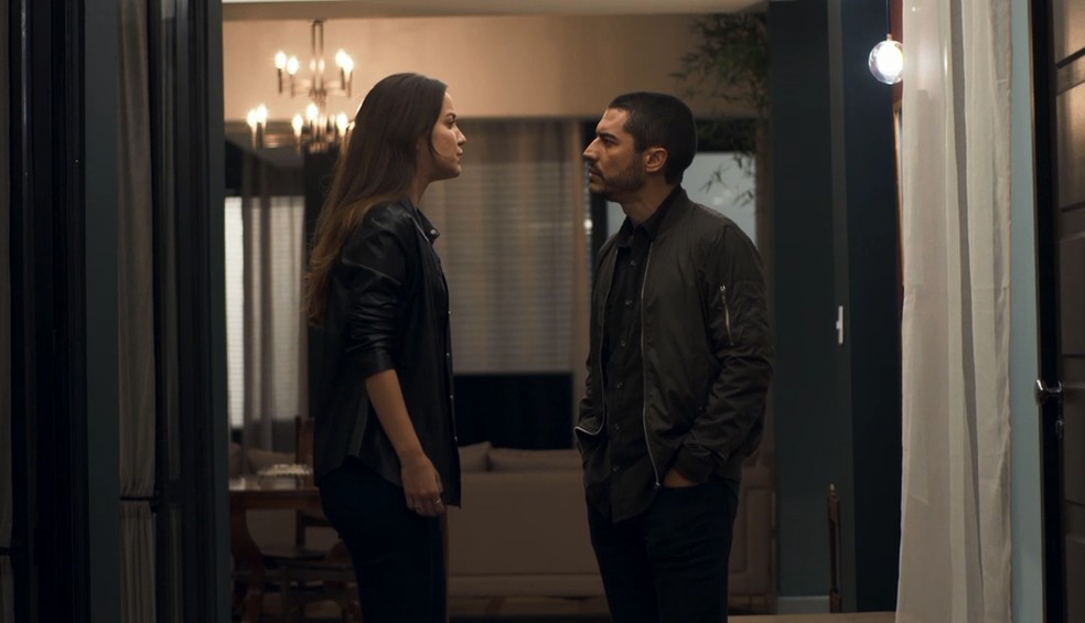 Camilo (Lee Taylor) empurra Fabiana (Nathalia Dill) e a chama de vagabunda, na novela 'A Dona do Pedaço'! — Foto: TV Globo