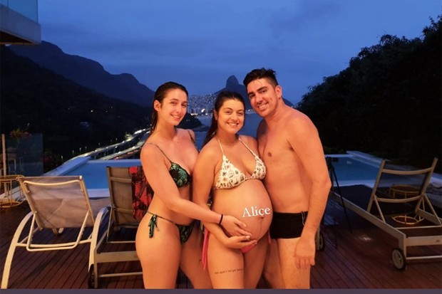 Grávida, Patrícia Cardoso curte piscina com Adnet e amigos (Foto: Manuela Scarpa/Brazil News)