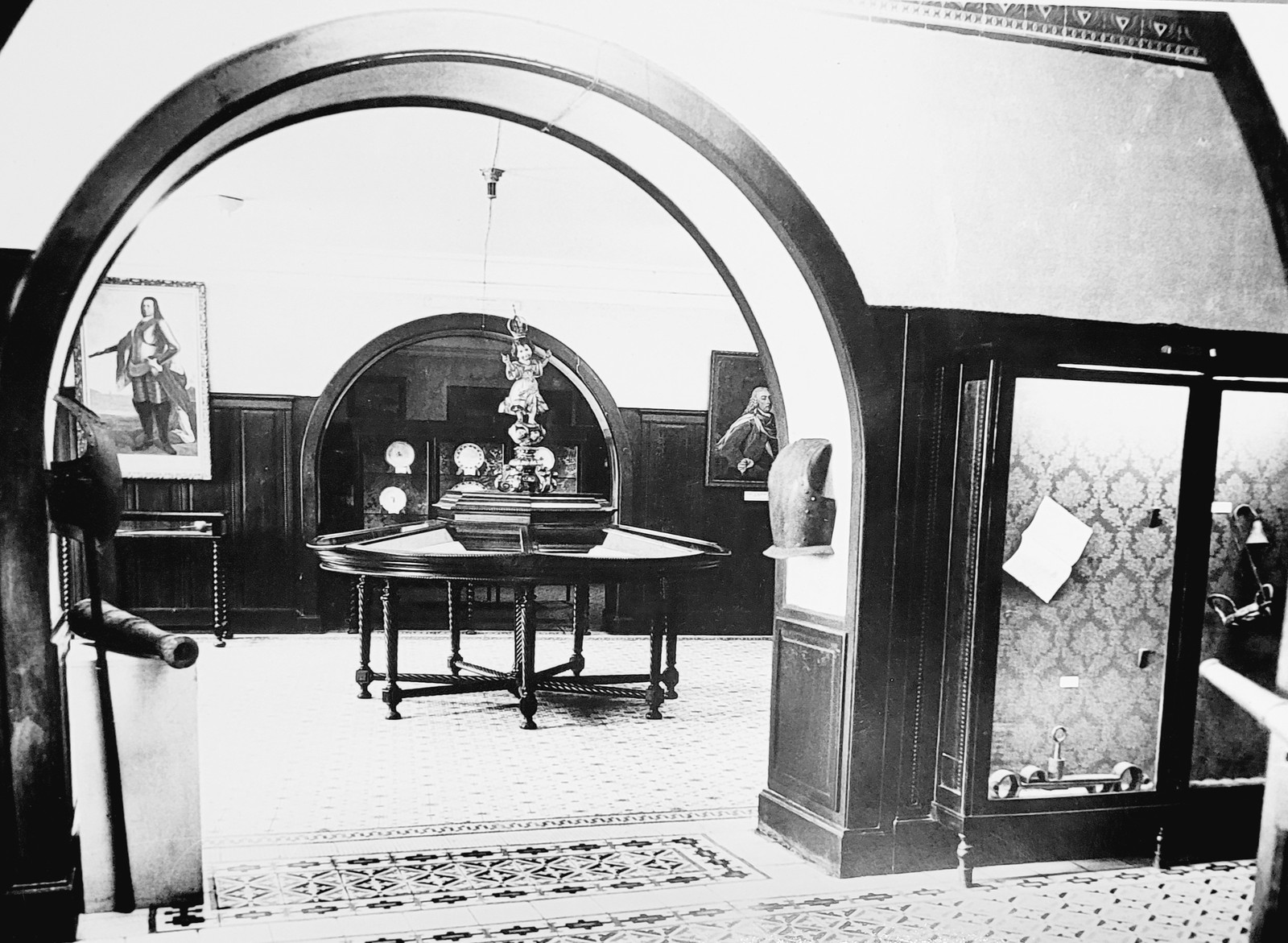 Interior de uma das primeiras salas de exposição do Museu Histórico Nacional em 1922, localizada na Casa do Trem — Foto: Arquivo Institucional/MHN.