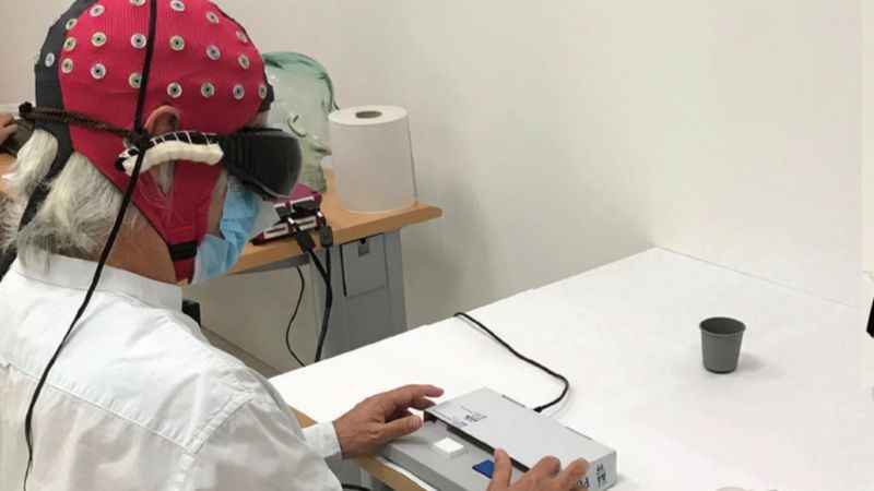 BBC - O paciente, visto aqui em um teste laboratorial, é do norte da França, e não enxergava havia duas décadas (Foto: JOSÉ-ALAIN SAHEL AND BOTOND ROSKA, NATURE MEDICINE)