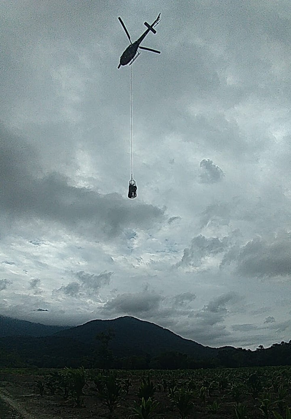 Atletas foram resgatados com a ajuda de cestos do helicóptero Águia — Foto: Divulgação/Prefeitura de Sete Barras