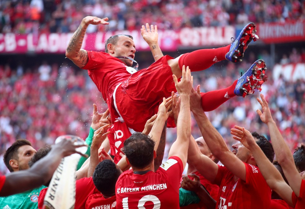Rafinha é jogado para o alto pelos jogadores do Bayern de Munique — Foto: Reuters