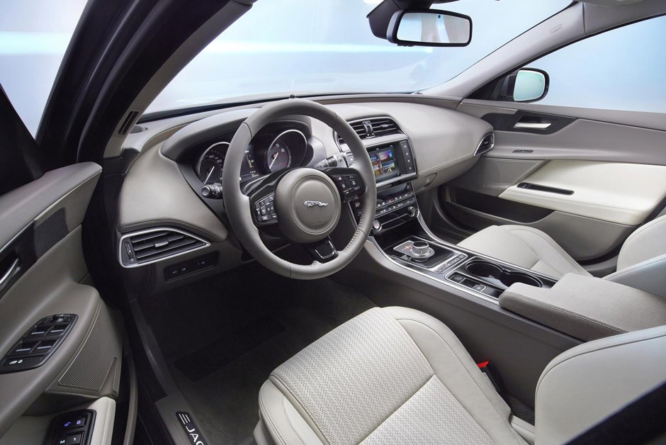 Jaguar XE 2015  