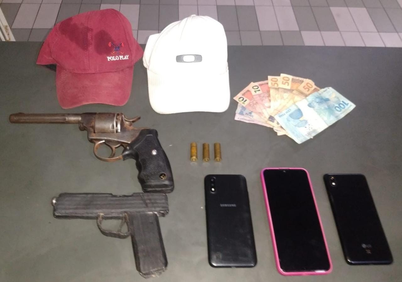 Dupla é presa após roubar celulares de duas pessoas em Itanhaém, SP
