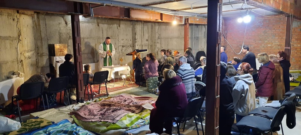 O padre brasileiro Lucas Perozzi Jorge acolhe refugiados em paróquia em Kiev, na Ucrânia — Foto: Arquivo pessoal
