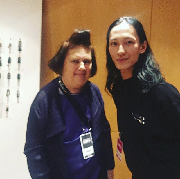 With Alexander Wang backstage in New York (Foto: @suzymenkesvogue)