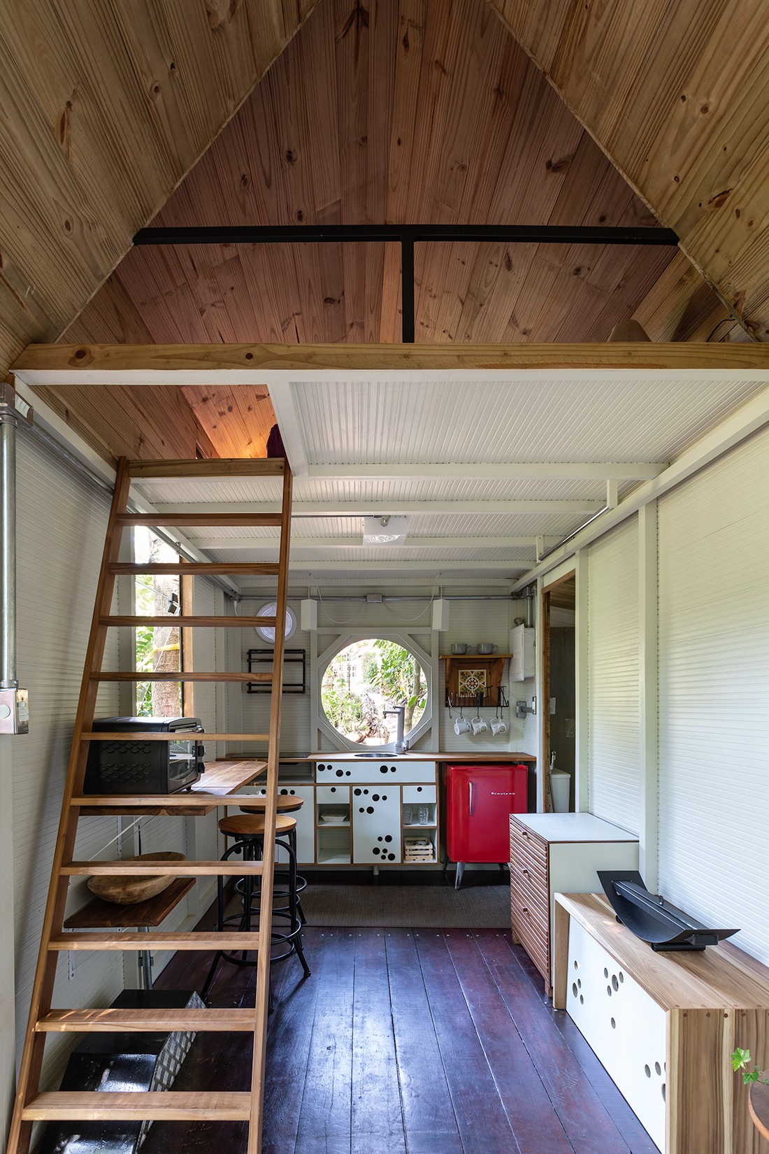 Tiny house sustentável sobre rodas virou hospedagem do Airbnb na Serra da Cantareira (Foto: Evelyn Müller / Divulgação)