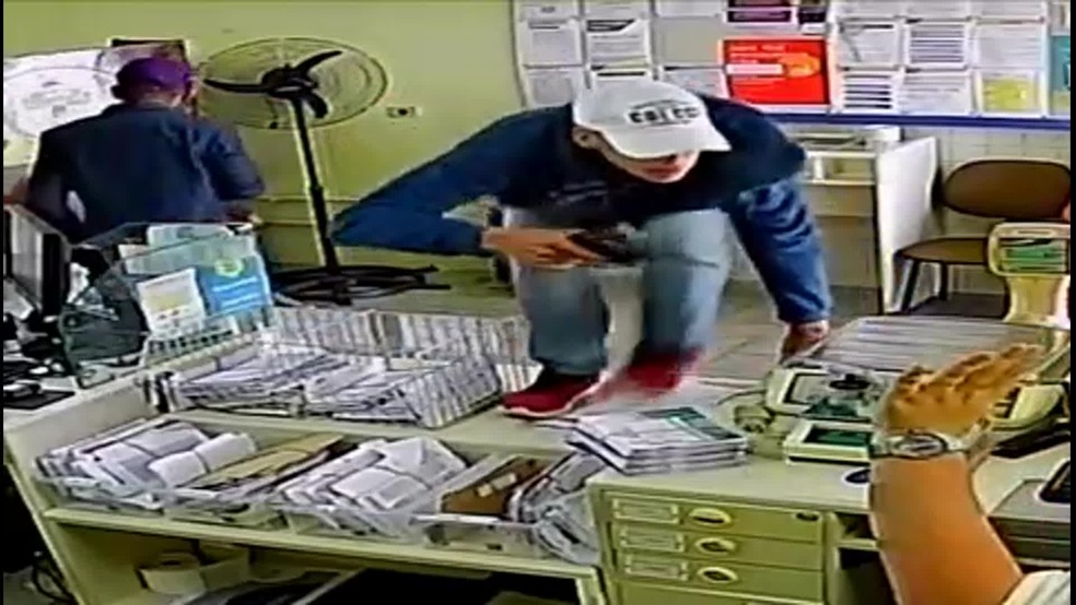 Homem armado pula balcão dos Correios de Bom jardim durante assalto — Foto: Reprodução/PF