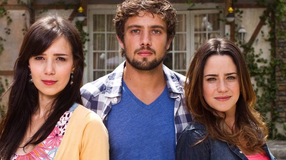 Manuela (Marjorie Estiano), Rodrigo (Rafael Cardoso) e Ana (Fernanda Vaconcellos) formam triângulo amoroso central de A Vida da Gente (Foto: TV Globo)