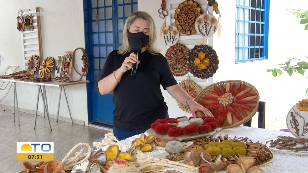 Artesã se inspira no cerrado para fabricar ítens da decoração natalina  — Foto: Reprodução/TV Anhanguera