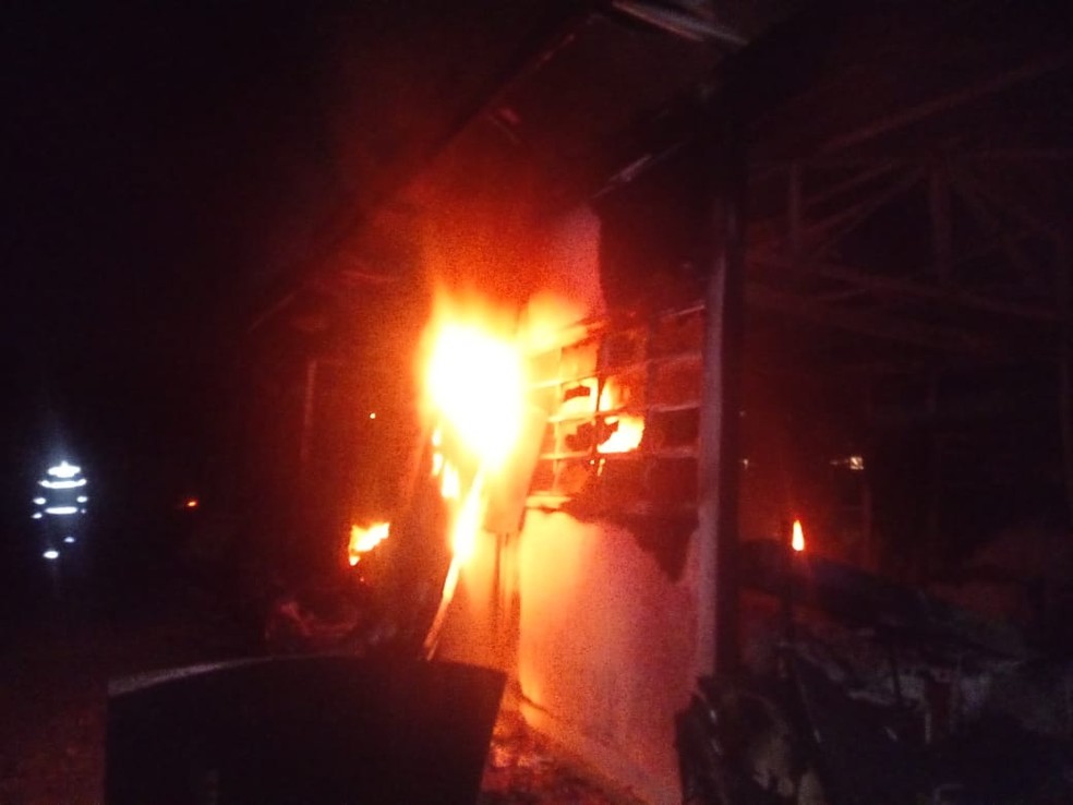 Chamas consumiram salas de aula em incêndio em Branquinha — Foto: Corpo de Bombeiros/Divulgação