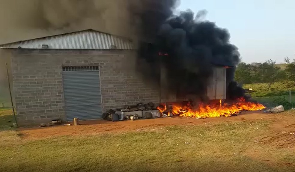 Inc&ecirc;ndio foi na tarde desta quarta-feira (29), em Emilian&oacute;polis &mdash; Foto: Ederson Gon&ccedil;alves de Freitas