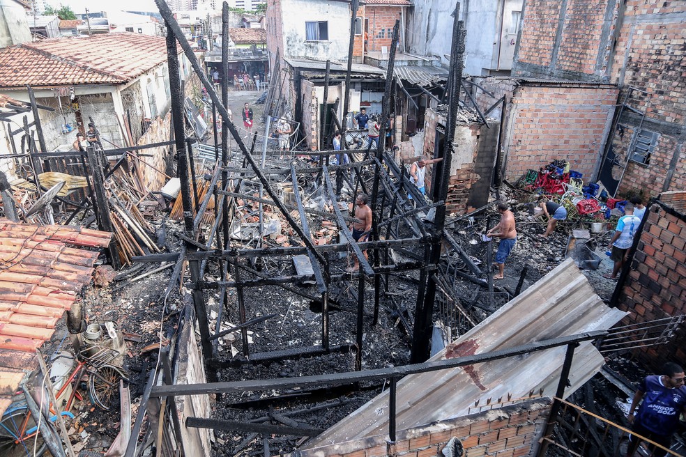 Mais de 10 famílias que tiveram as casas atingidas por incêndio no bairro de Fátima precisam de doações  — Foto: João Gomes/Agência Belém