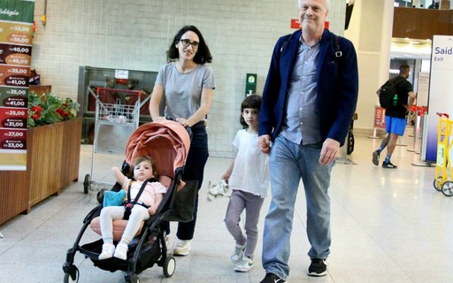 Pedro Bial e Maria Prata embarcam com as filhas em aeroporto, no Rio