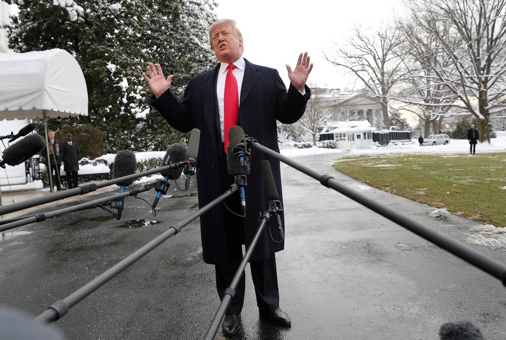 Donald Trump, presidente dos EUA, fala a jornalistas sobre acusações de conluio com a Rússia — Foto: Leah Millis/Reuters