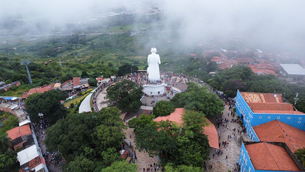 Horto de Juazeiro do Norte, onde está a estátua de padre Cícero, reúne milhares de fiéis todos os dias — Foto: Lânio Silva/Arquivo pessoal