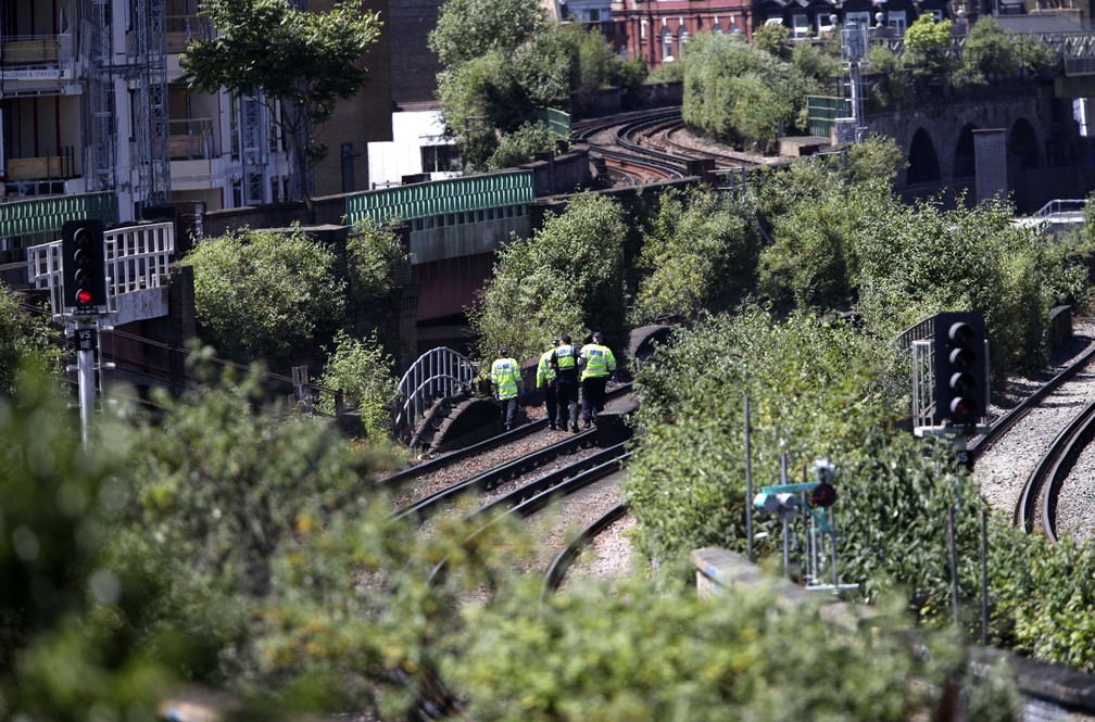 Policiais inspecionam local em que trÃªs pessoas morreram atropeladas por trem perto da estaÃ§Ã£o Loughborough Junction, em Londres (Foto: Yui Mok/PA via AP)