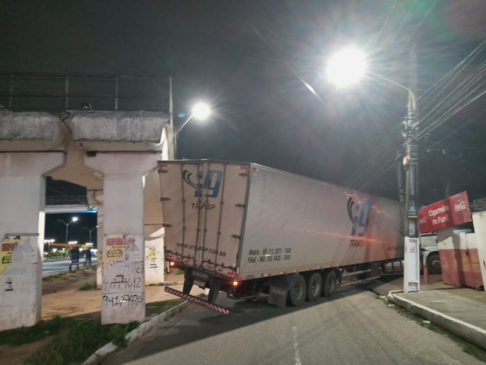 Carreta ficou presa ap&oacute;s atingir passarela em Parnamirim, na Grande Natal &mdash; Foto: Cedida