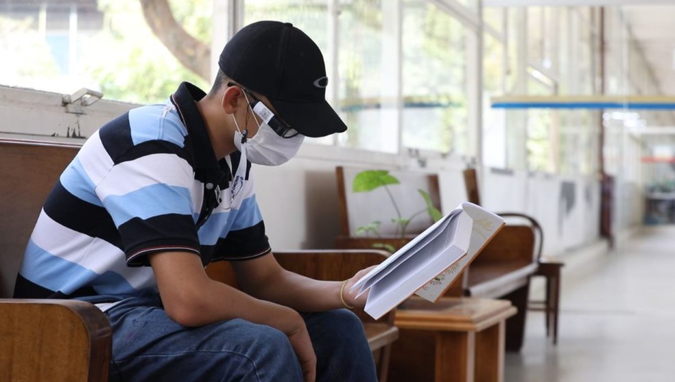 Estudante Tiago Ferreira Porto com os óculos em biblioteca de SP — Foto: Marcelo Brandt/g1