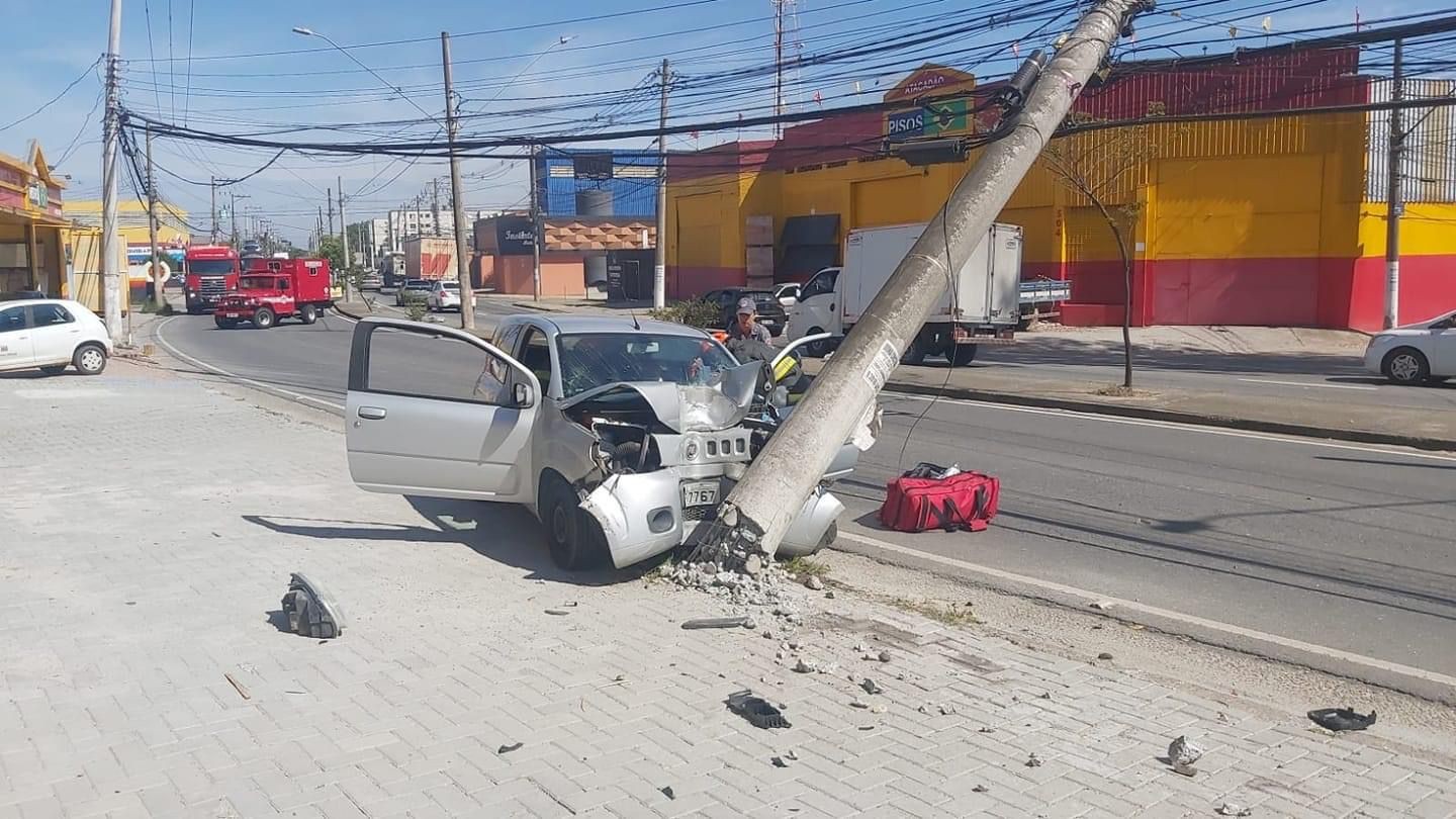 Carro bate contra poste no distrito de Jundiapeba, em Mogi, e deixa região sem energia